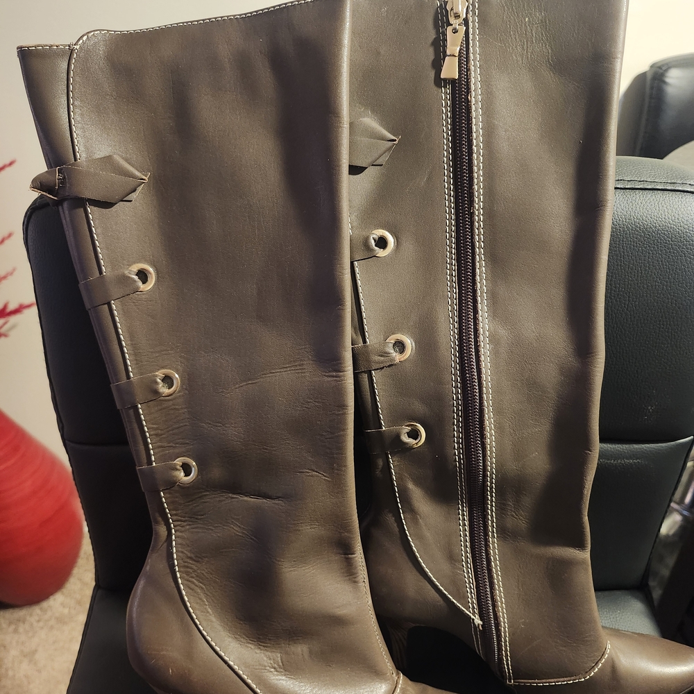 Women's Brown Knee-High Leather Boots with Side Zip